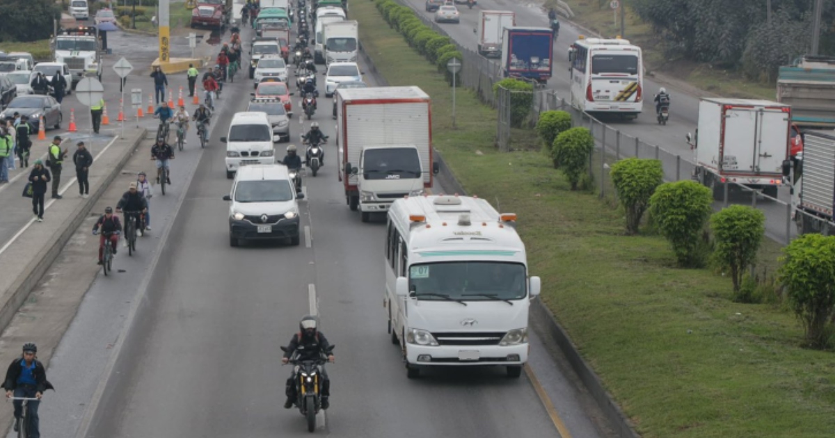 Foto de vehículos andando por las vías de Bogotá