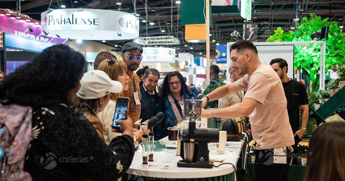 Imagen de un barista en stand de café en Corferias