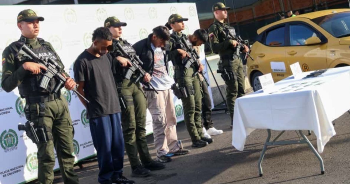 Imagen de miembros de la Policía con los detenidos