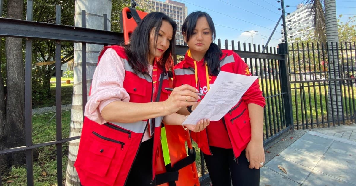 Foto de dos personas en medio de un simulacro en Bogotá