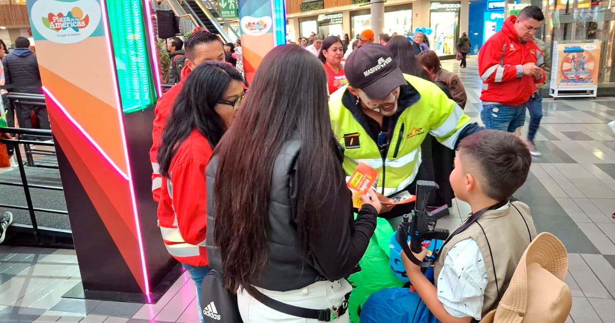 En la foto varios niños disfrazados junto con la autoridad