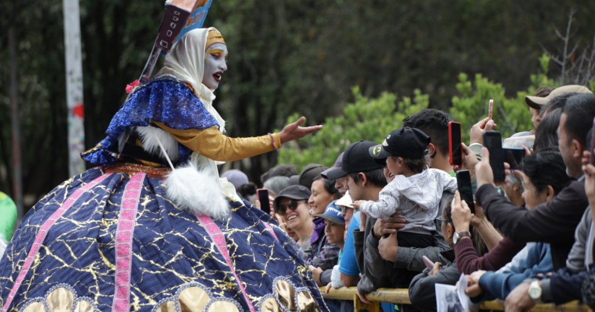 Foto de varios artistas en un espacio abierto, al fondo se ven árboles y naturaleza
