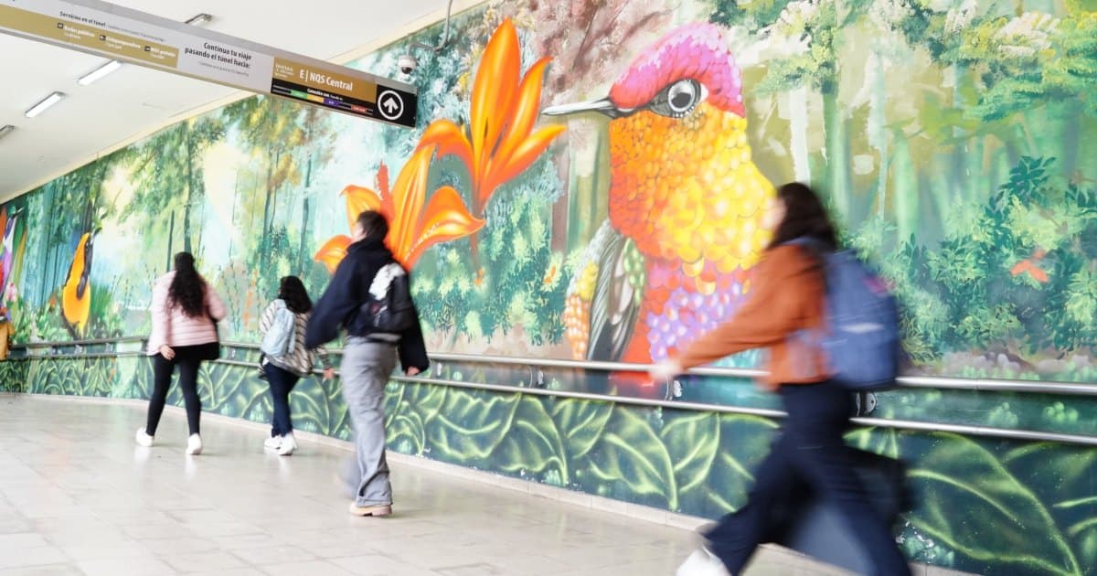 Foto de personas caminando por túnel Ricaurte