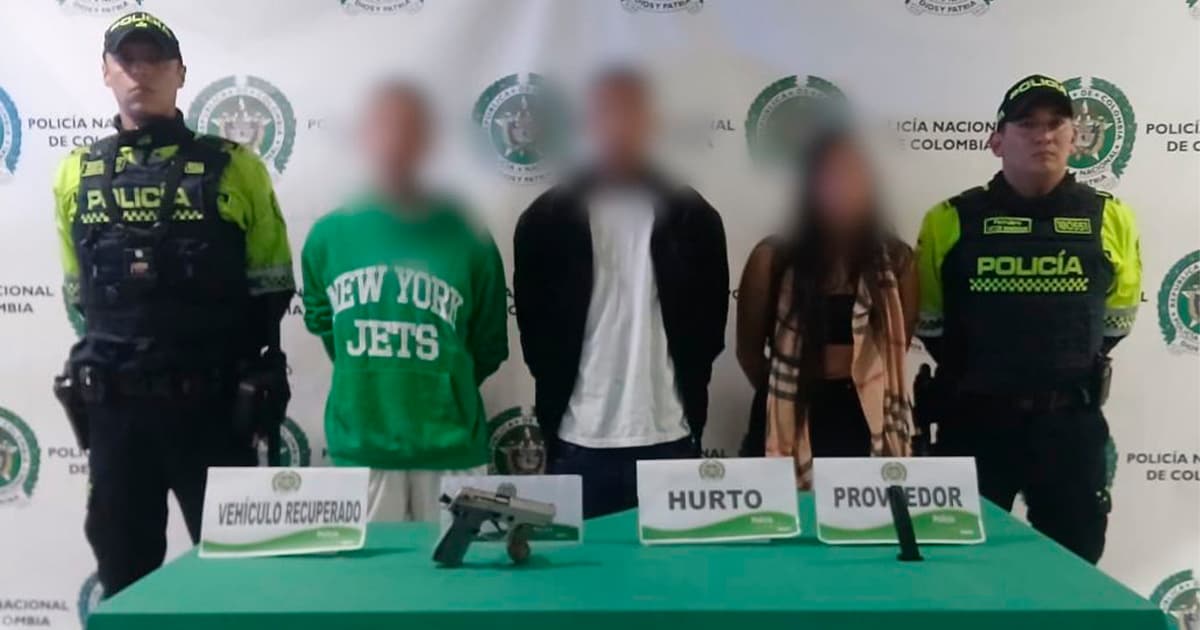 En la foto una captura de tres personas por hurtar vehículo de plataforma en Bogotá