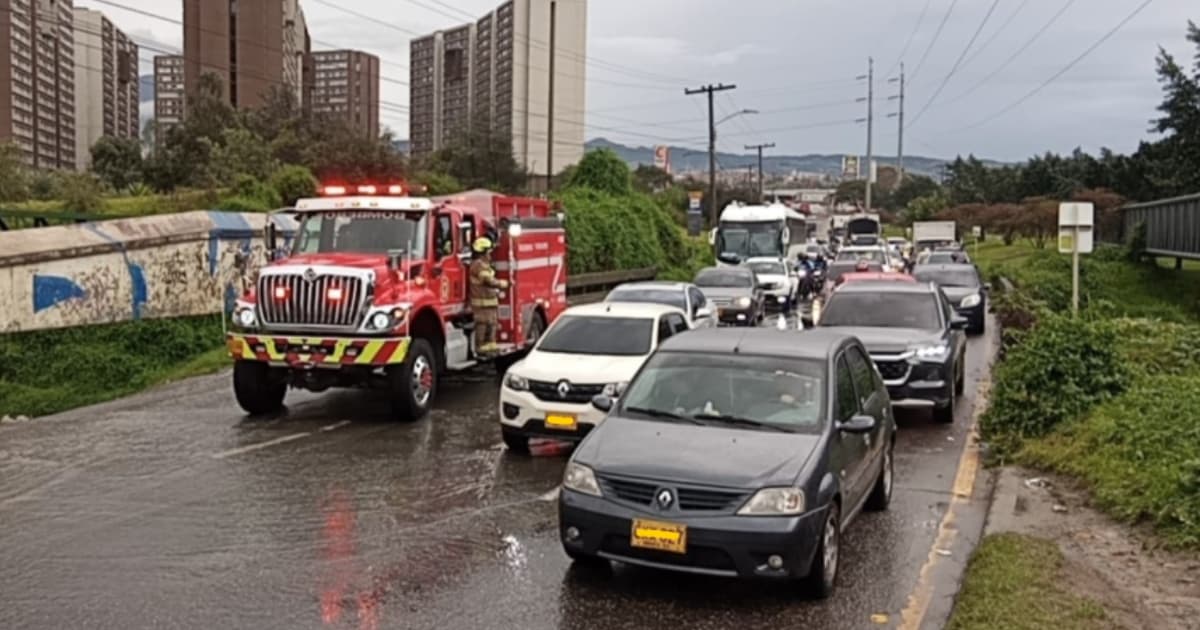 Foto de atención de una de las 15 emergencias por lluvias en Bogotá hoy domingo 30 de noviembre