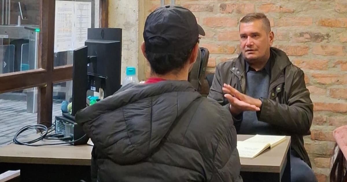 Foto de un vendedor información postulando su hoja de vida para los gestores territoriales del IPES.