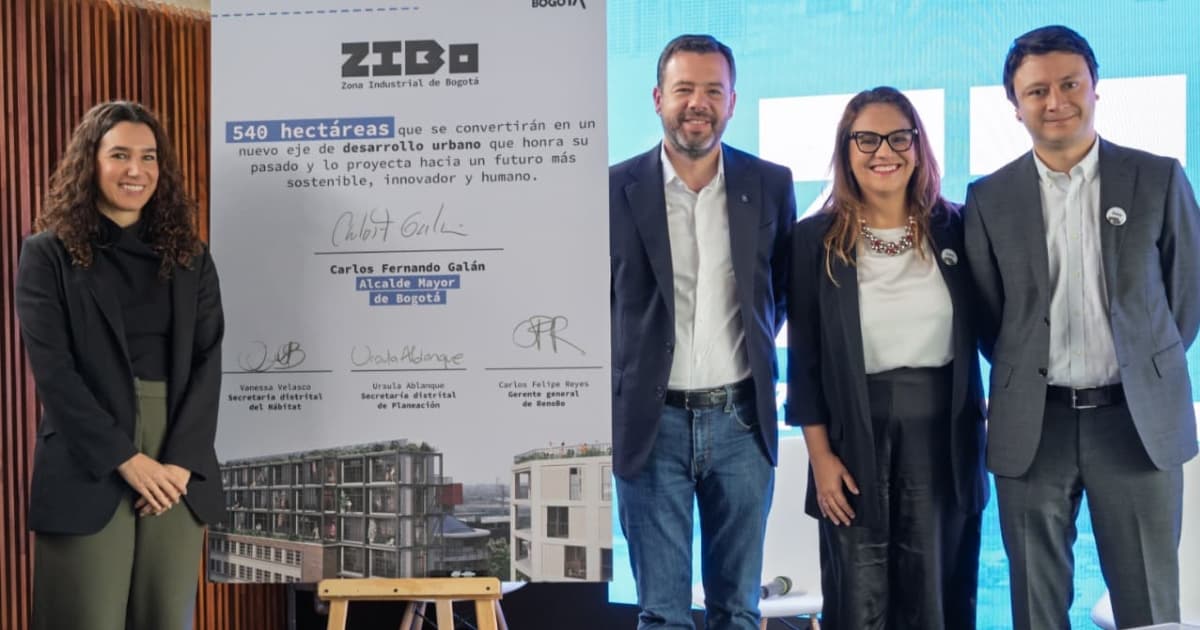Foto de la firma del Decreto que da vida a la Actuación Estratégica ZIBo para la transformación Zona Industrial en Bogotá.