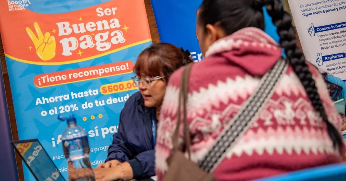 Foto de comerciante en Bogotá accediendo al programa 'Buena Paga'.