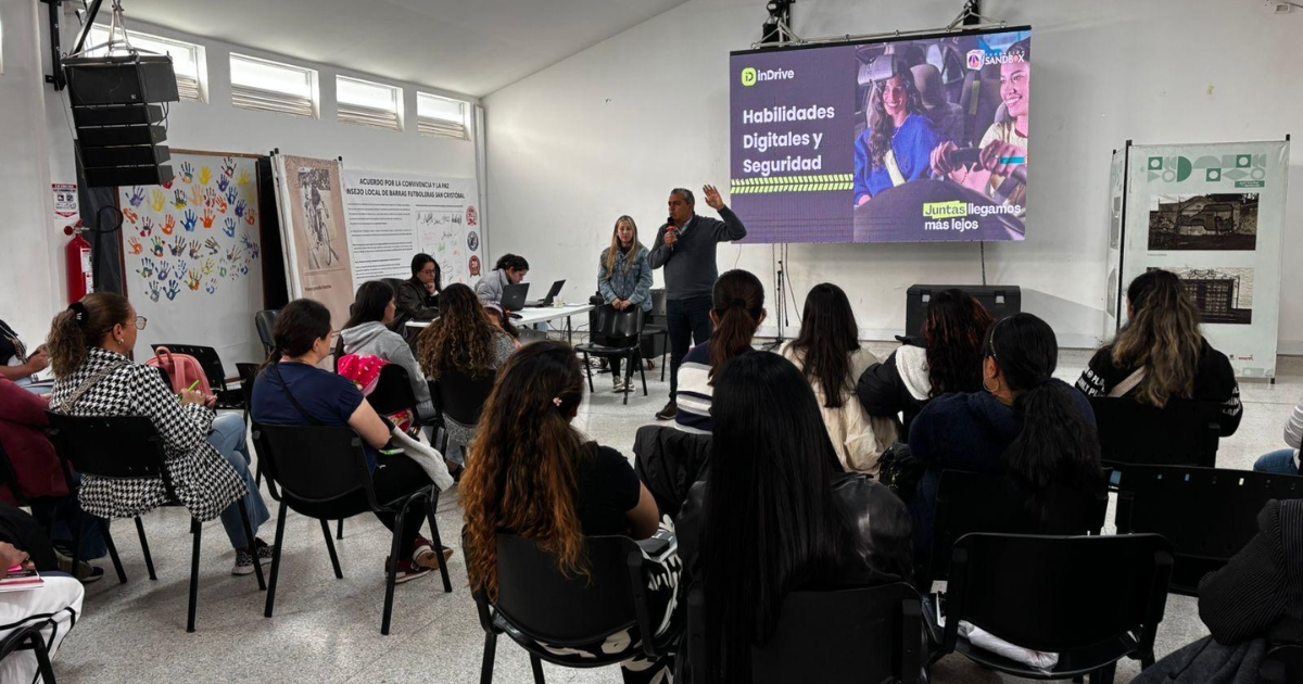 Foto de un grupo de mujeres participa en un taller sobre habilidades digitales y seguridad.