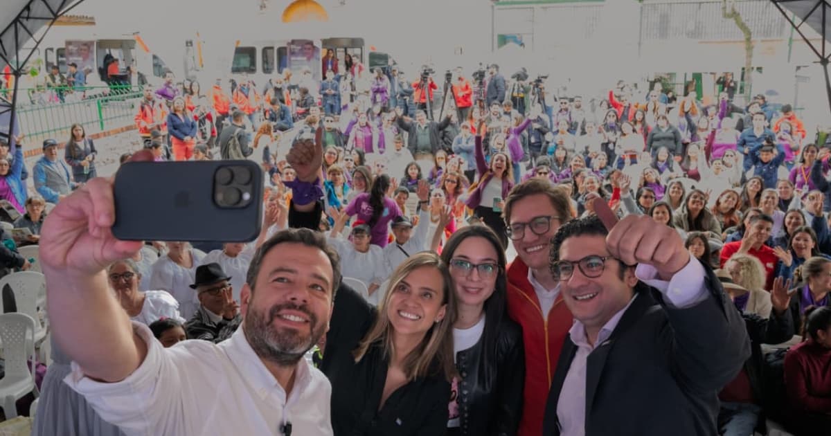 Foto del alcalde Carlos Fernando Galán con mujeres de Usme.