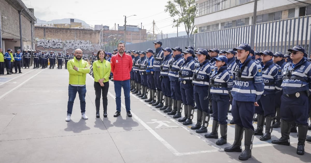 Foto del alcalde Carlos Fernando junto a los nuevos Agentes Civiles de Tránsito de Bogotá