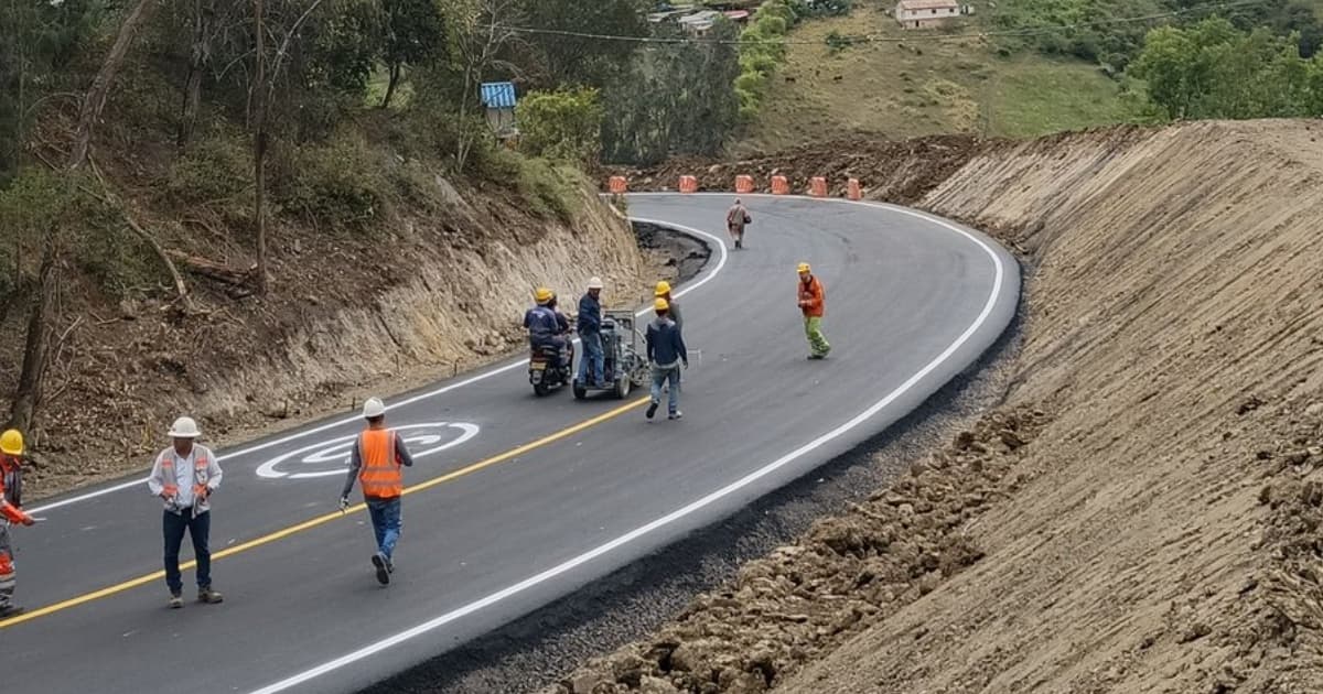 Foto de obras de adecuación de carriles en la Vía al Llano o la Vía Bogotá-Villavicencio en el kilómetro 18.