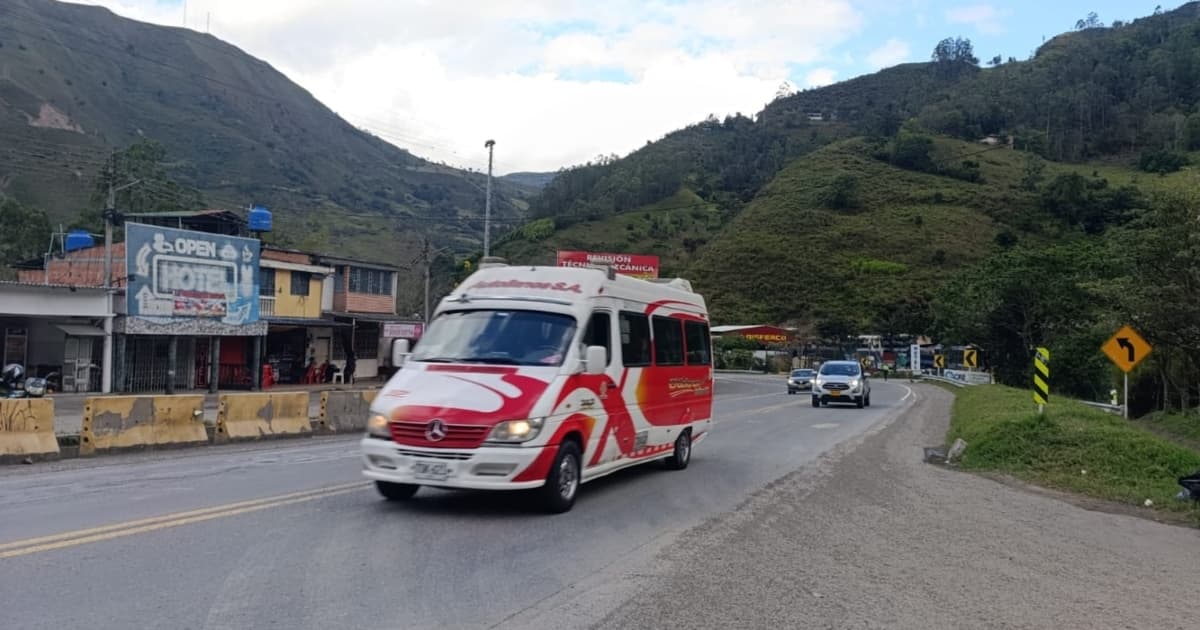 Foto vehículos de carga y particulares en la Vía al Llano.