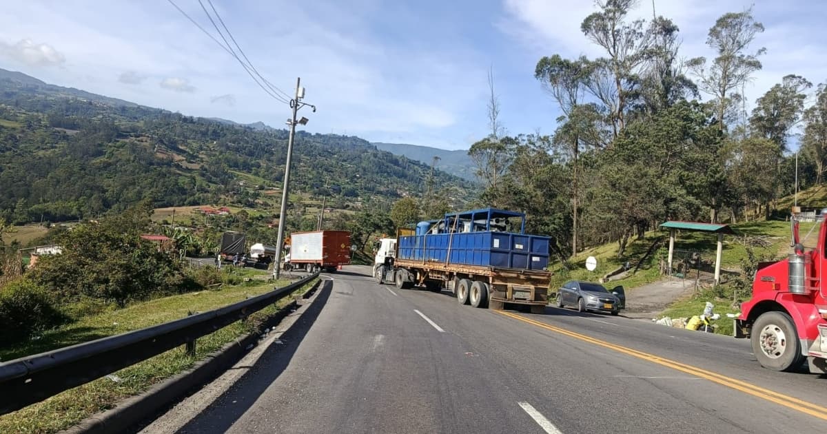 Vehículos de carga y particulares circulando por la Vía al Llano.