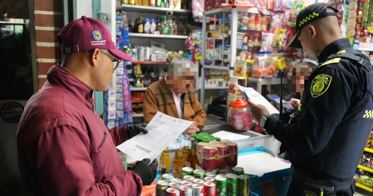 Foto de la incautación de licor incautado en establecimientos nocturnos en Bogotá.