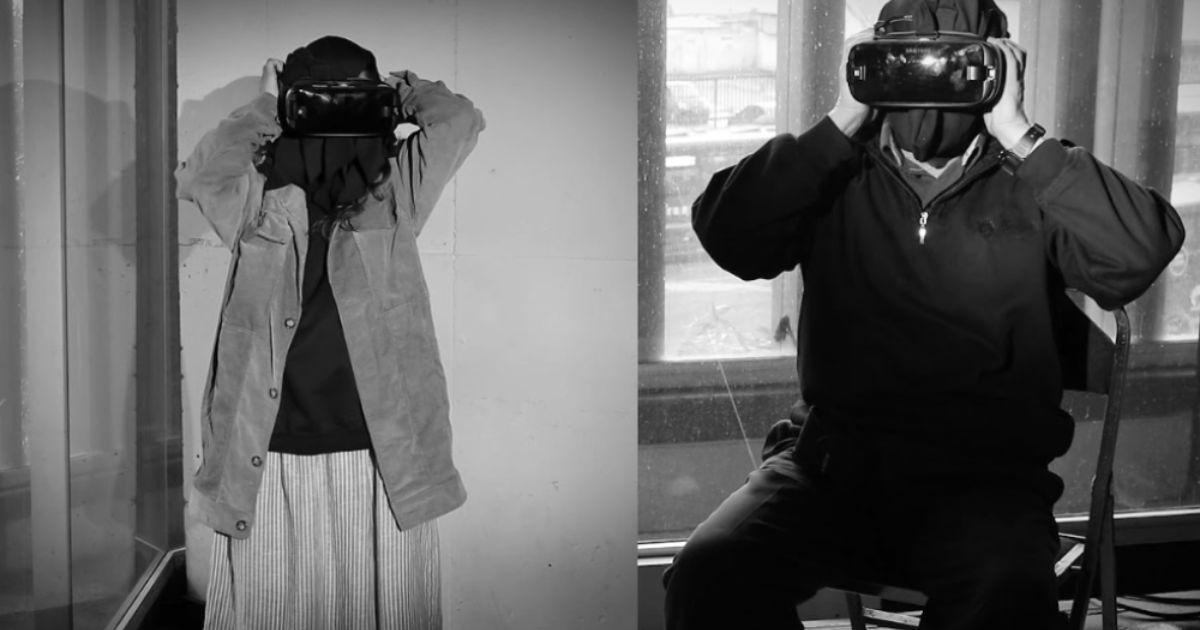 Imagen de dos personas con visores 3D