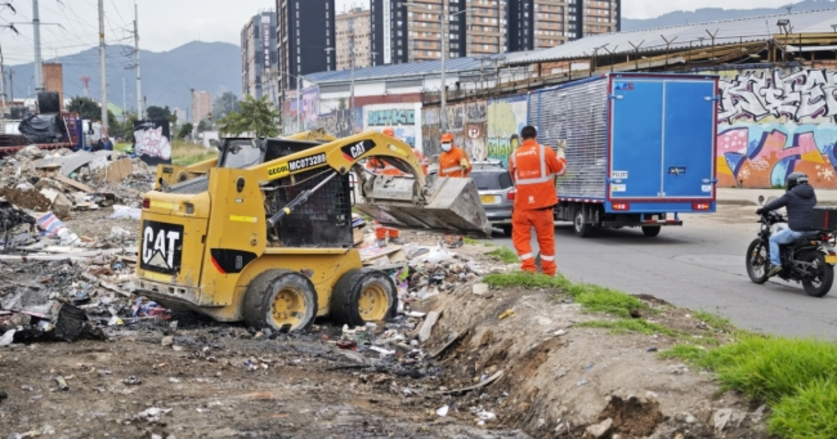 Foto de trabajadores de la Alcaldía limpian un corredor vial con maquinaria