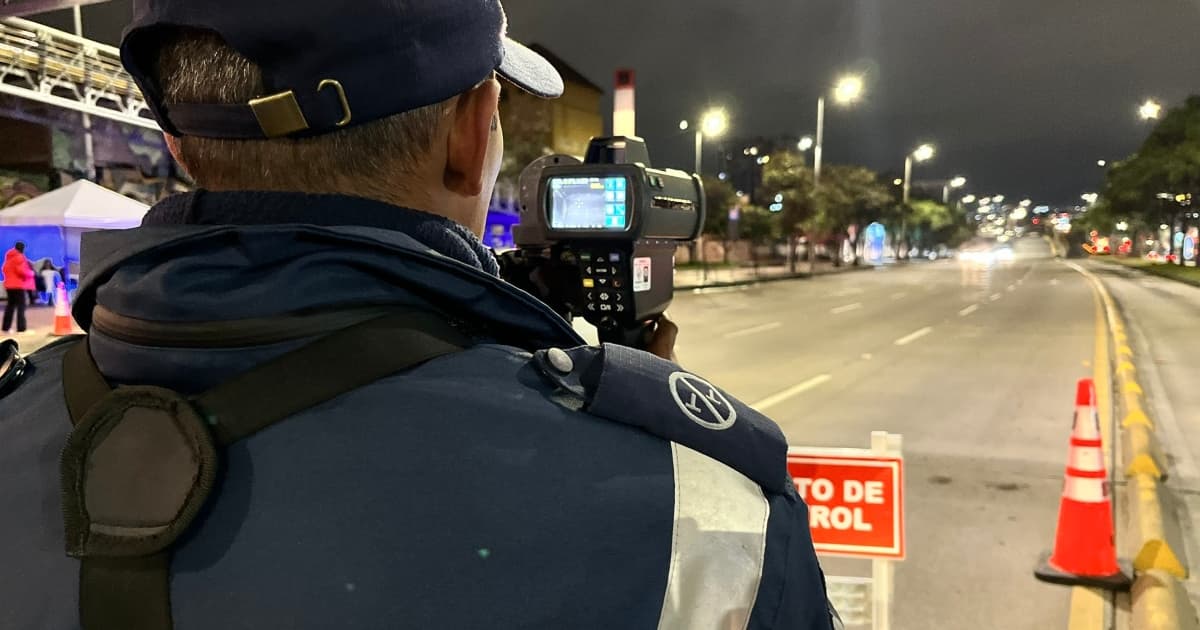 Foto de un Agente Civil de Tránsito efectuando controles de velocidad en vías de Bogotá.