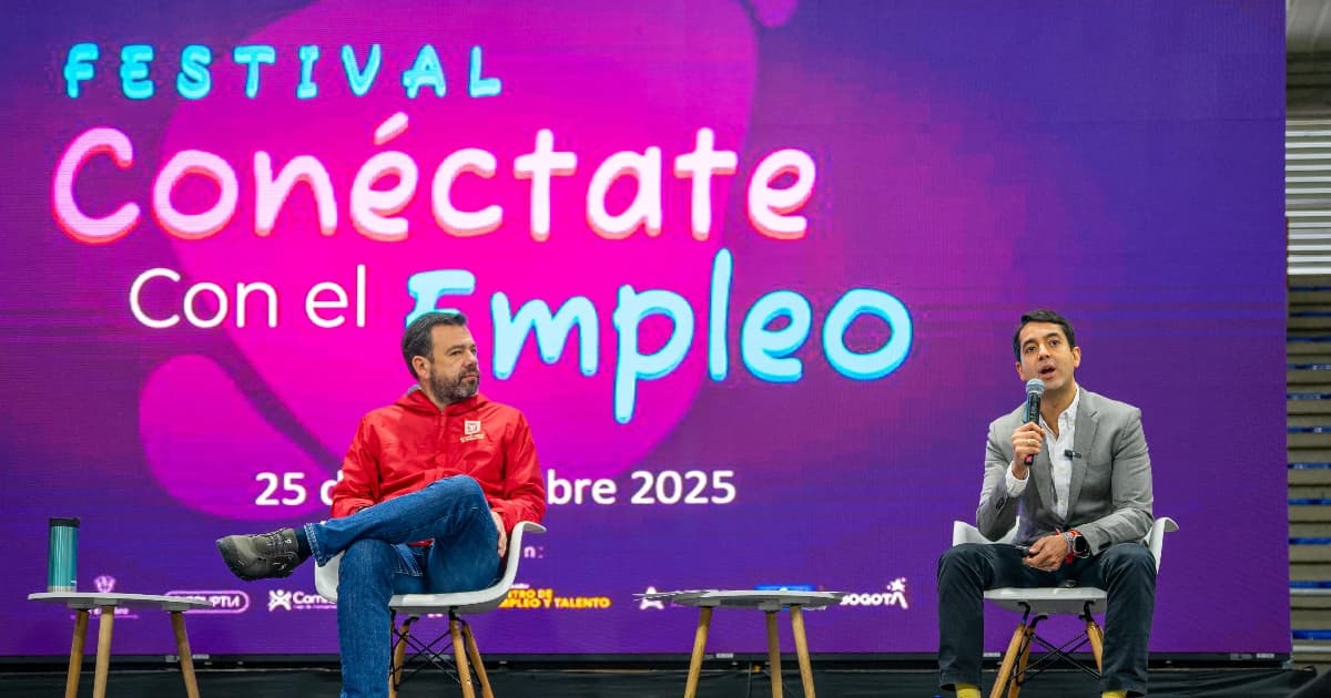 Foto de la Feria de Empleo Atenea con asistencia del alcalde Carlos Fernando Galán y jóvenes beneficiarios de becas de Atenea.