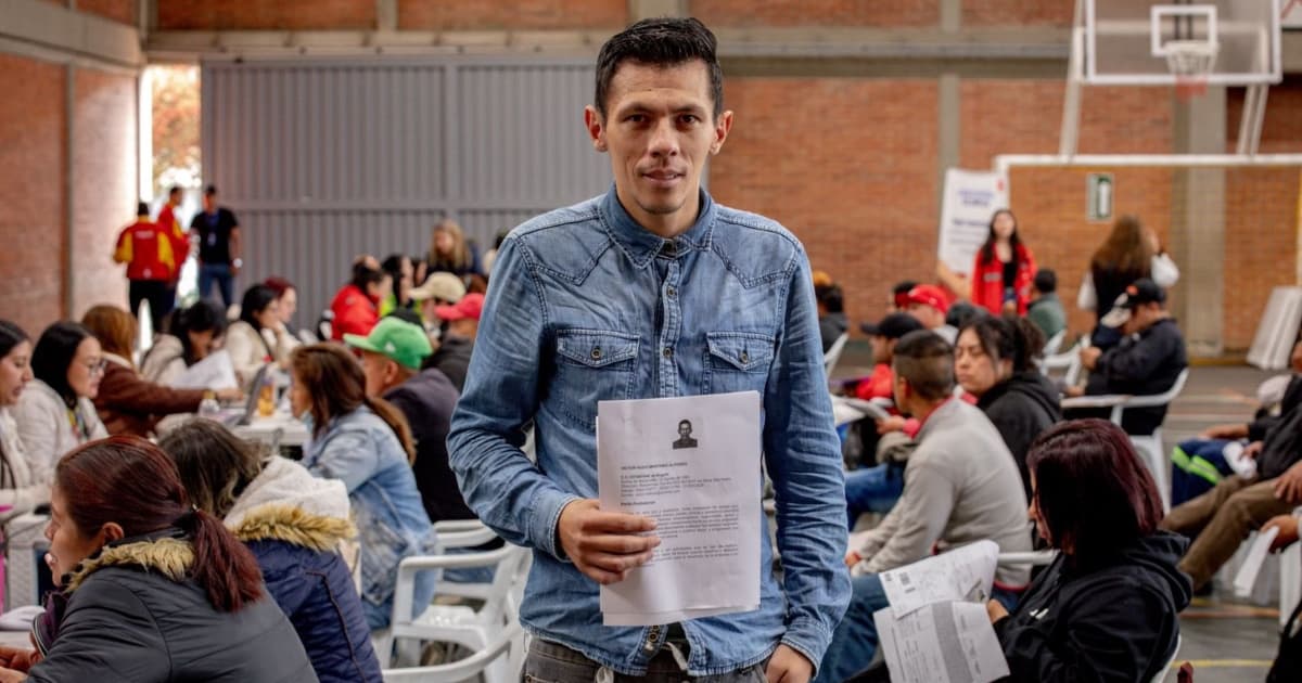 Foto de un hombre con su hoja de vida en una de las Ferias de Empleo de la Agencia Distrital de Empleo de Bogotá.