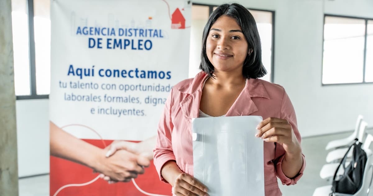 Foto de una mujer accediendo a una de las Ferias de Empleo de la Agencia Distrital de Empleo de Bogotá.