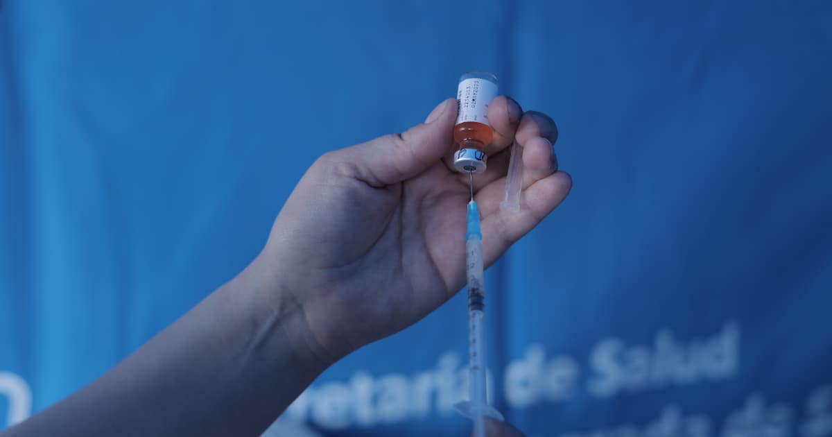 Foto que muestra unas manos sosteniendo una inyección