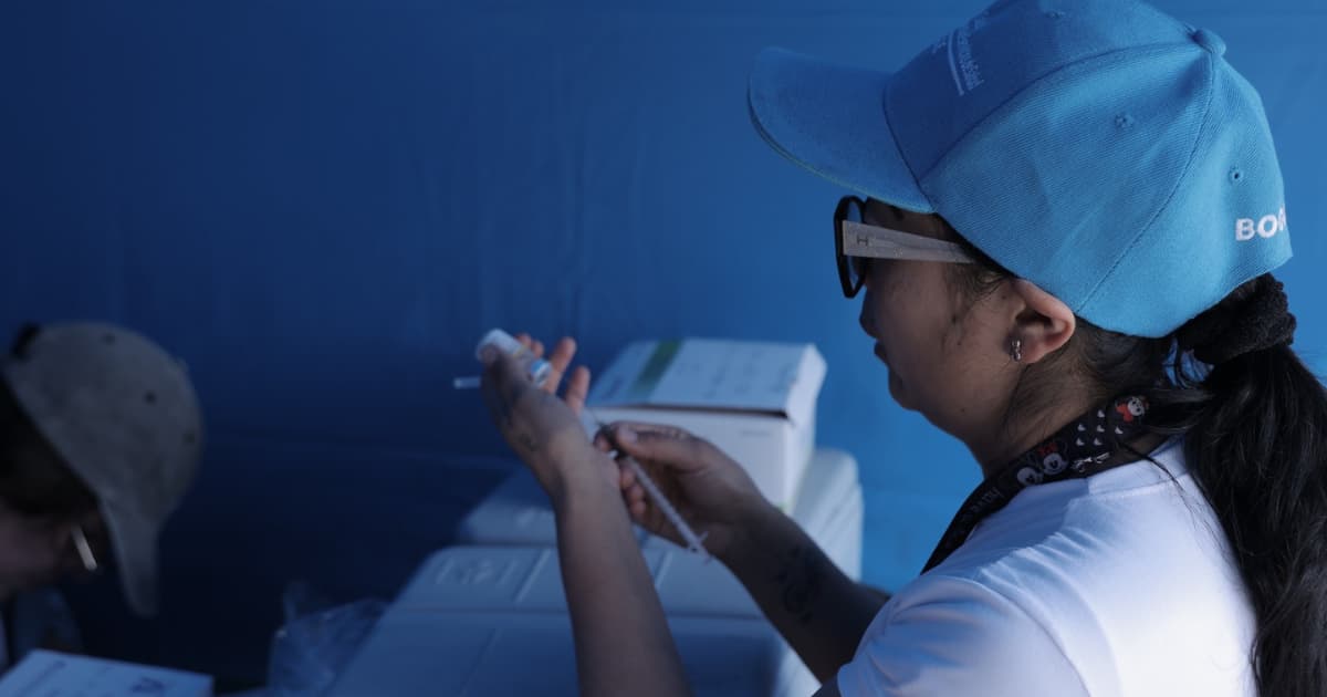 Imagen de una persona con una disis de la vacuna.