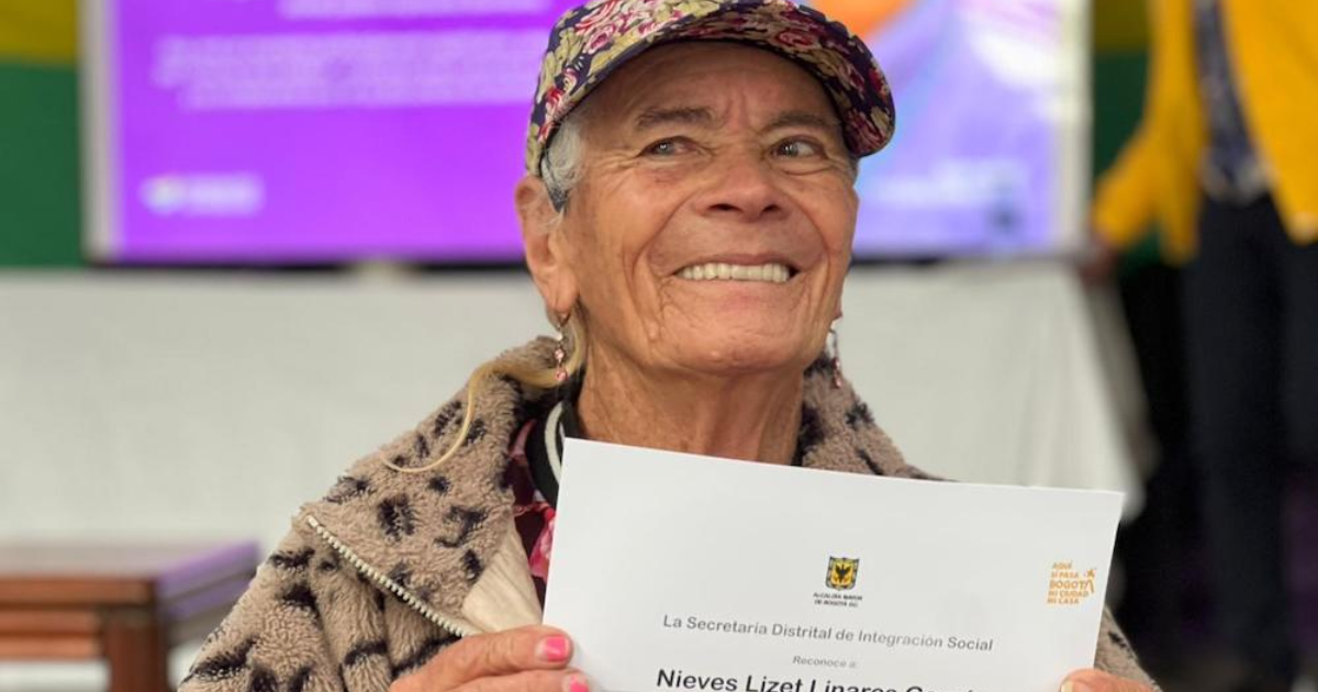 Imagen de Nieves sosteniendo un certificado