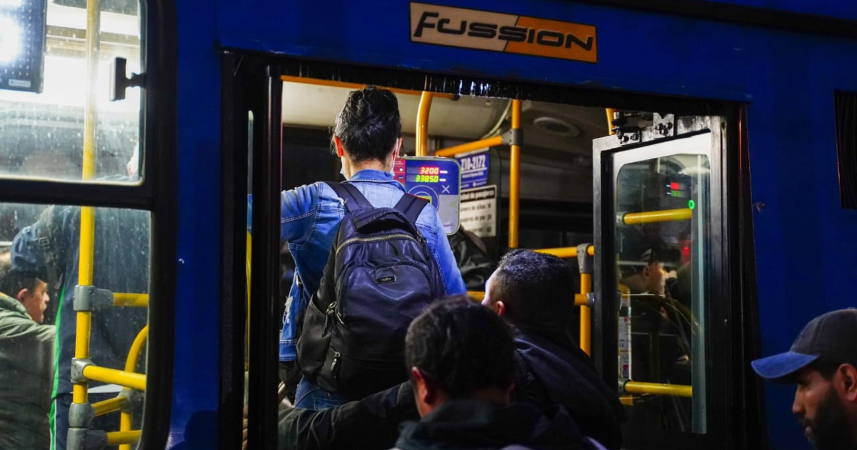 Imagen de personas subiéndose a un TransMizonal