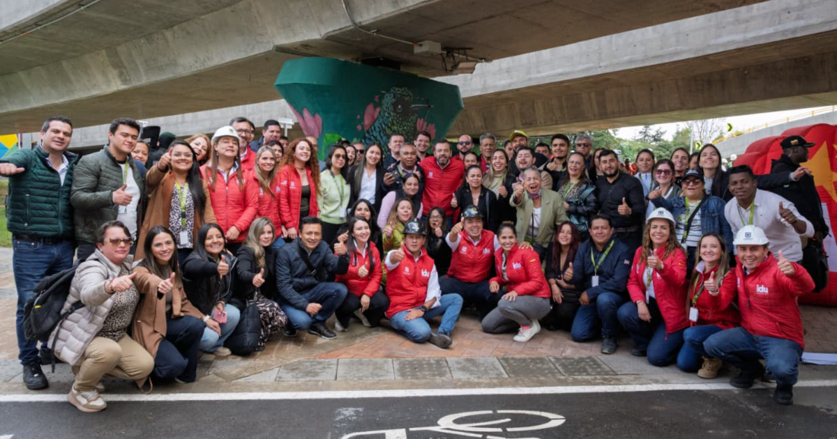Imagen del alcalde junto a demás funcionarios debajo de un puente vehicular
