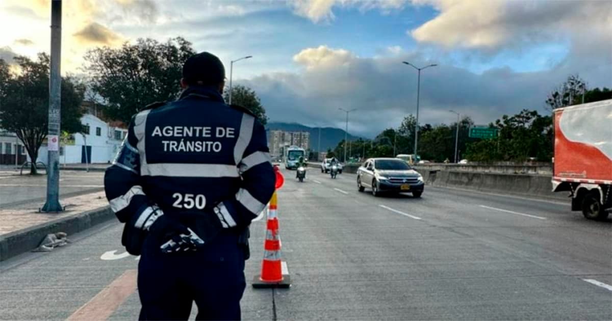 En la foto un agente de tránsito ayudando con la movilidad de Bogotá 