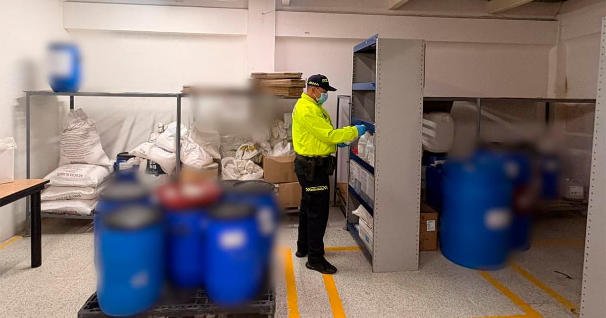 En la foto un policía revisando los medicamentos incautados 