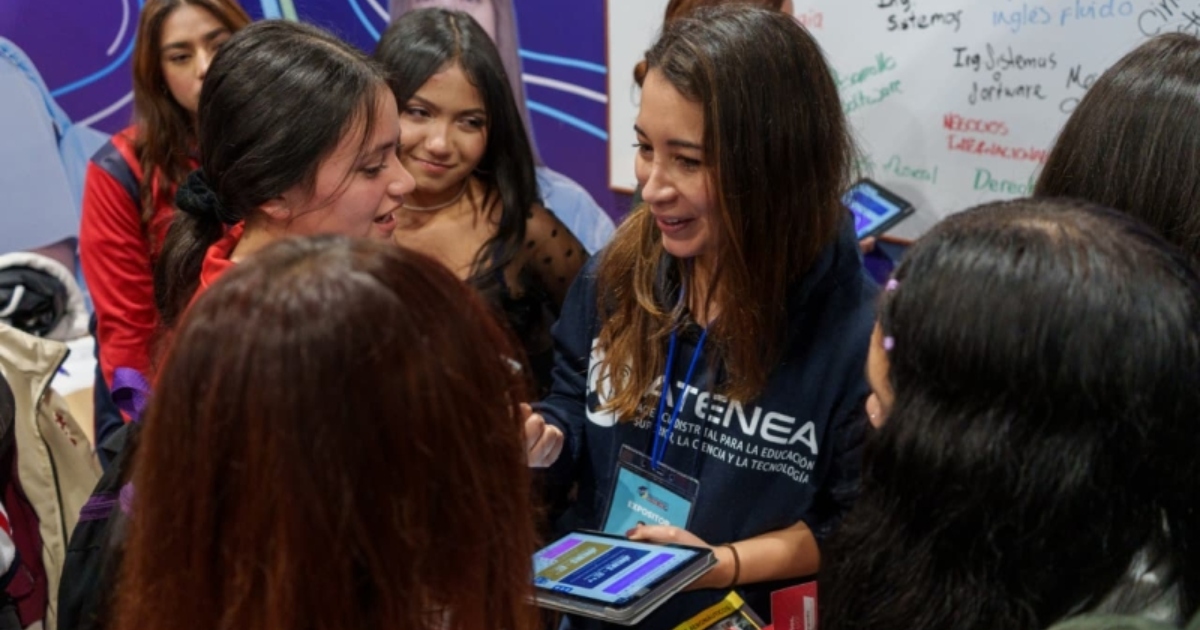 Foto que muestra personas hablando