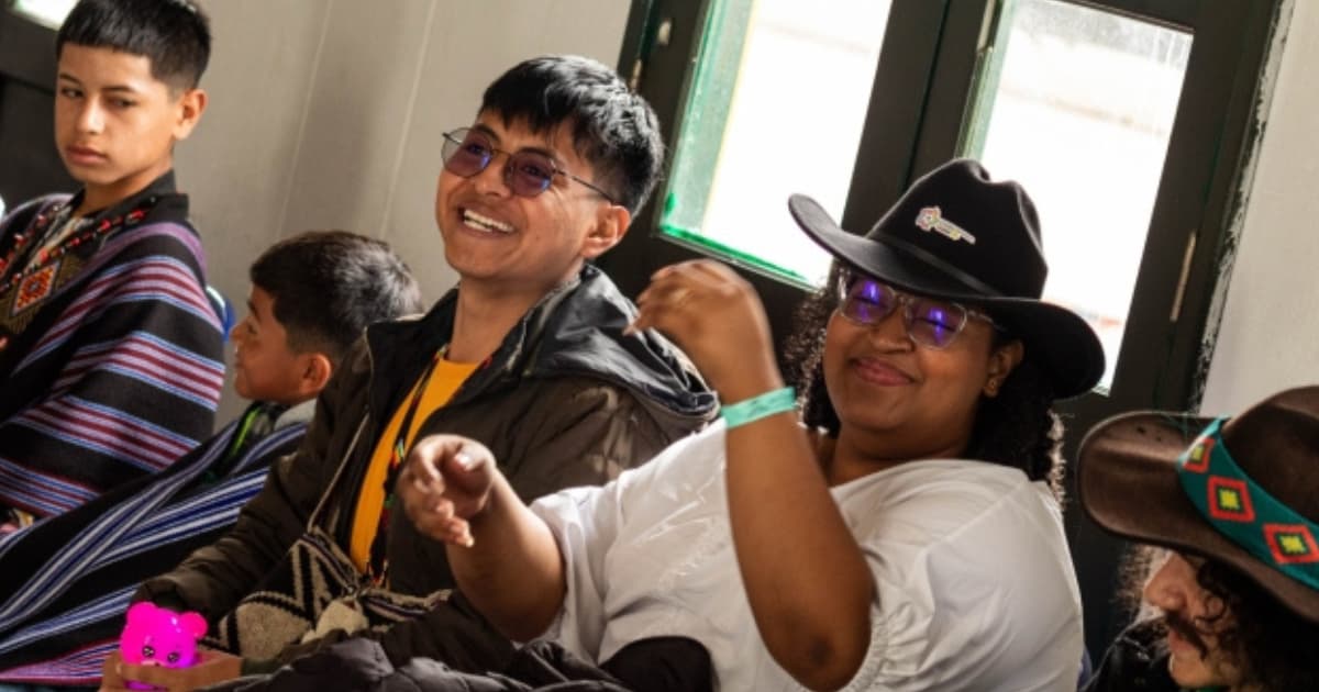 En la foto jóvenes representantes indígenas