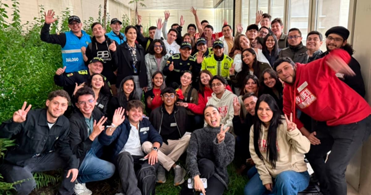 En la foto hay jovenes de distintos sectores y de miembros de la Policía