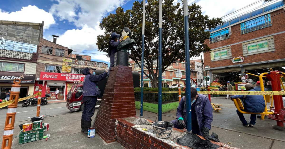 Foto de funcionarios del Distrito en operativo de limpieza