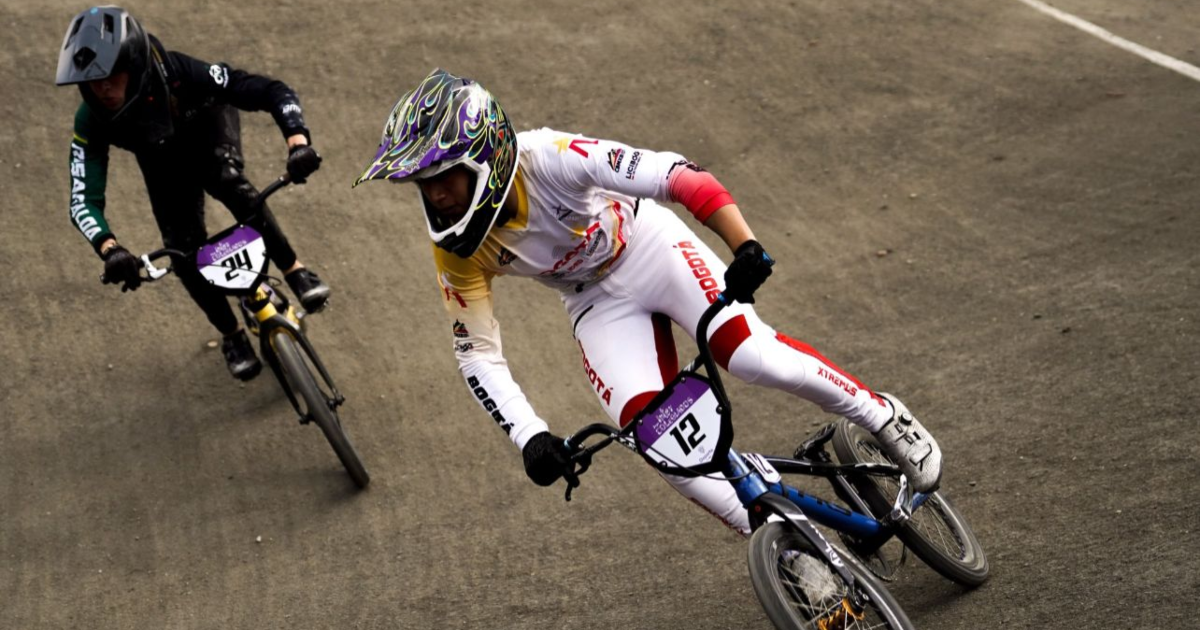 Imagen de deportistas de BMX compitiendo en la pista