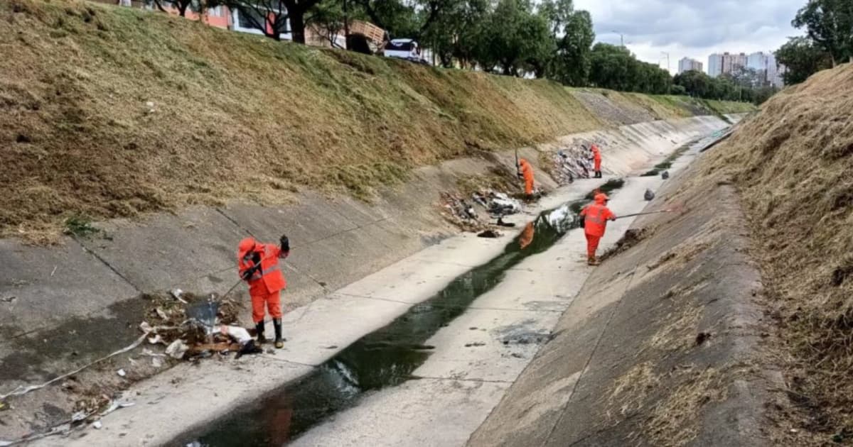 Labores de mantenimiento en el Canal Comuneros Bogotá