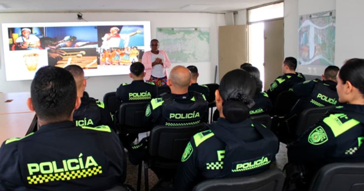 En la foto varios policías recibiendo una capacitación sobre asuntos étnicos