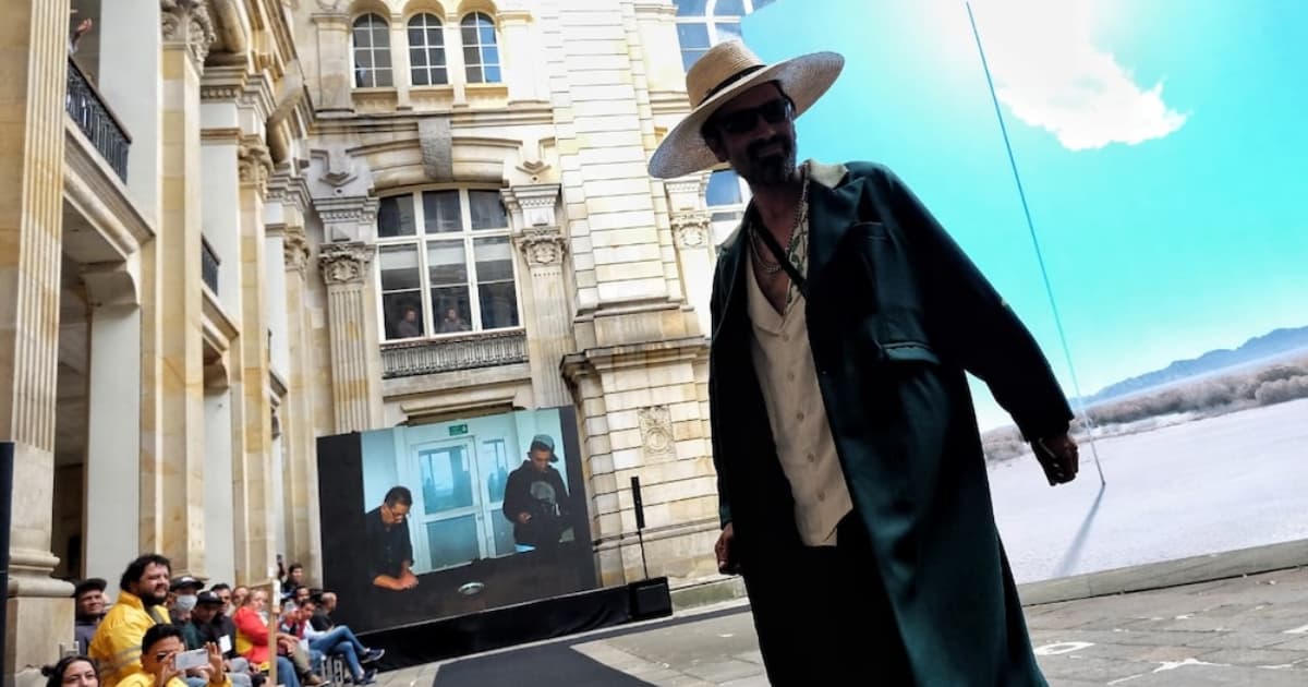 Un hombre en desfile de modas