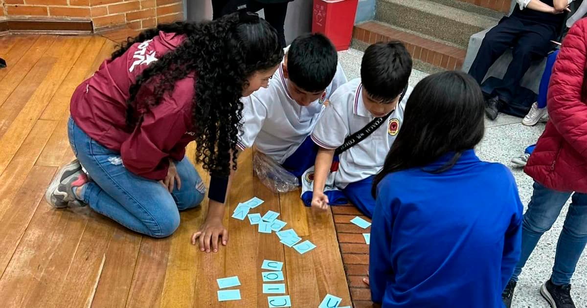 En la foto niños y niñas en una actividad pedagógica 