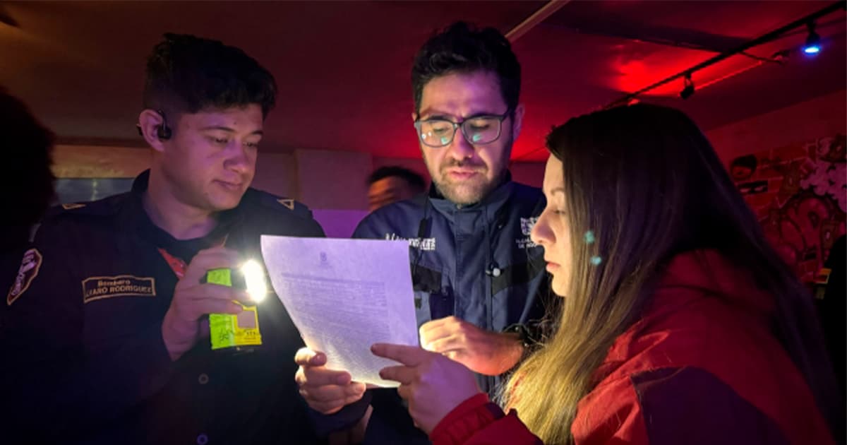 En la foto tres autoridades haciendo Inspección, Vigilancia y Control a un establecimiento comercial 