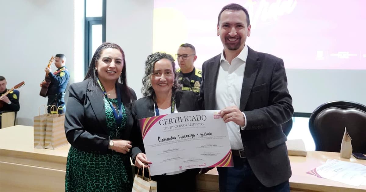 En la foto tres personas recibiendo un reconocimiento por su contribución con la seguridad en Bogotá