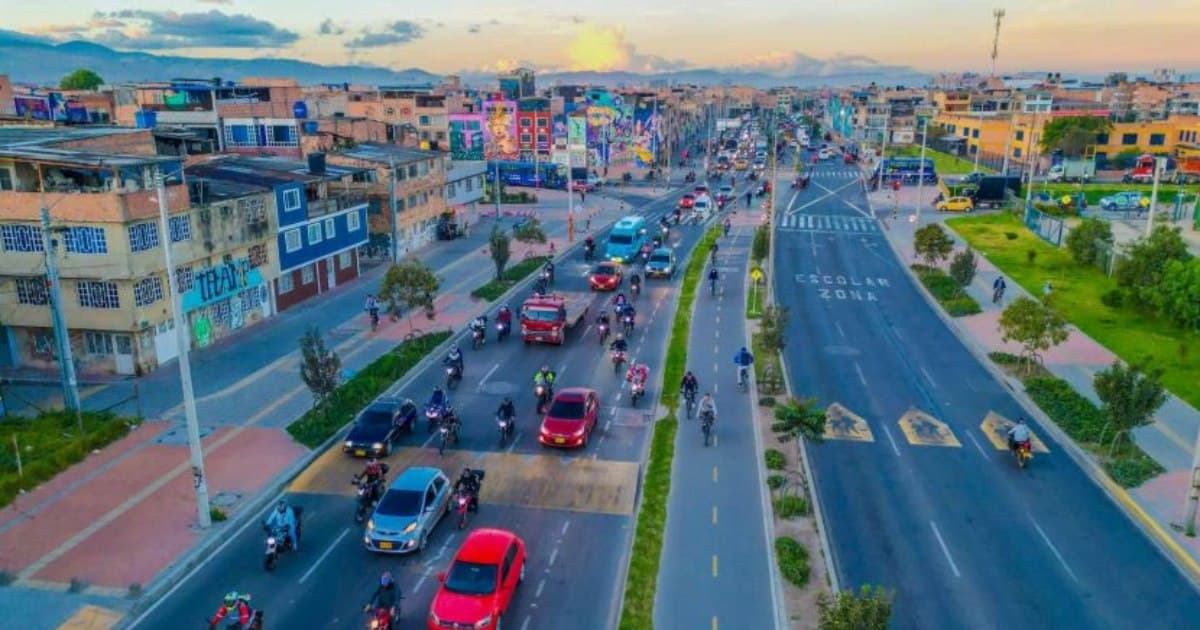 Foto de una vía de Bogotá donde resaltan varios vehículos