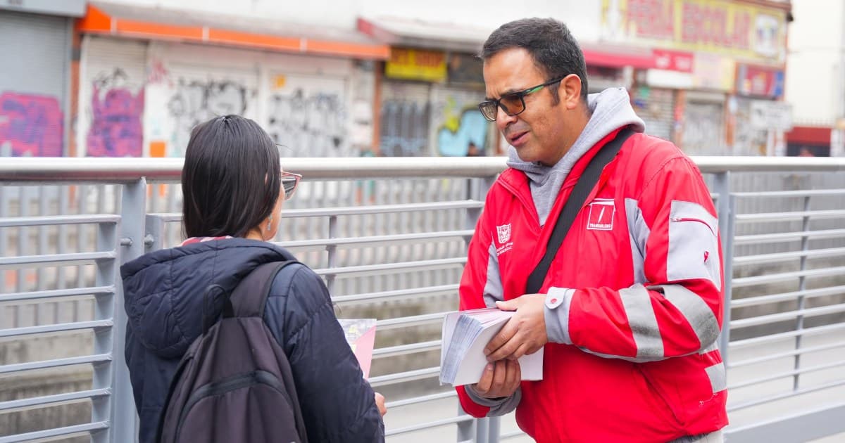Foto de un funcionario de TransMilenio adelantando la campaña