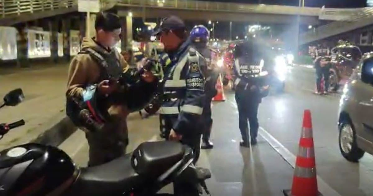 Foto de agentes de tránsito haciendo control a motos en Bogotá