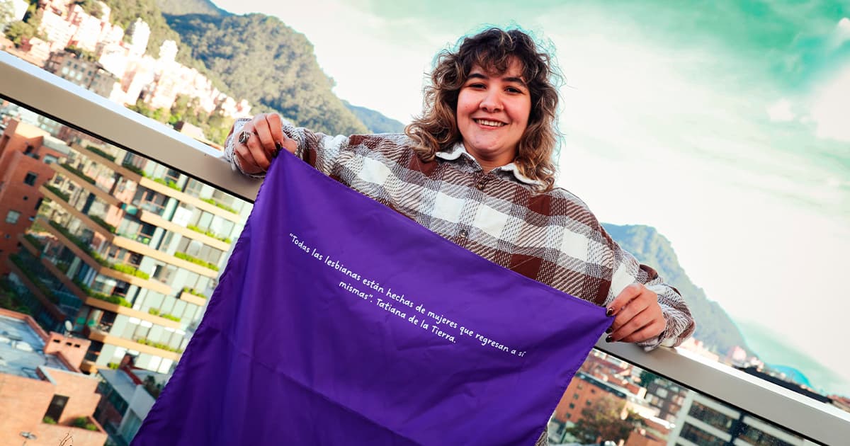 En la foto una mujer mostrando una camiseta