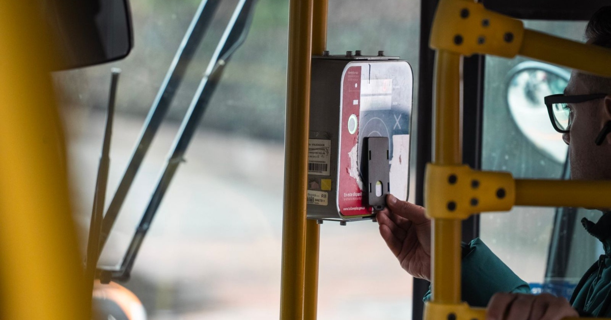 Imagen de una persona ingresando a un bus del SITP
