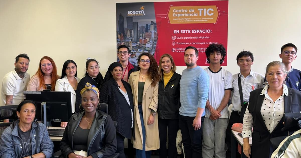 Personas de la comunidad en el nuevo centro