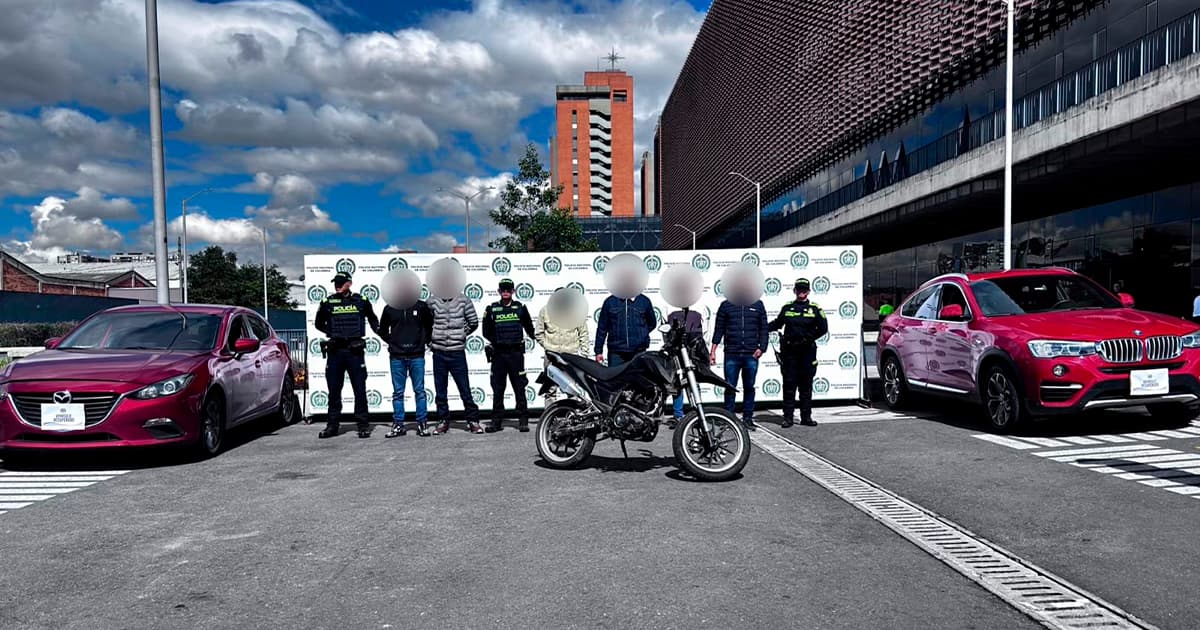 En la foto los 7 capturados en el comando de Policía de Bogotá